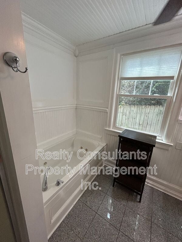 Building Photo - 2461 Lyndhurst Ave