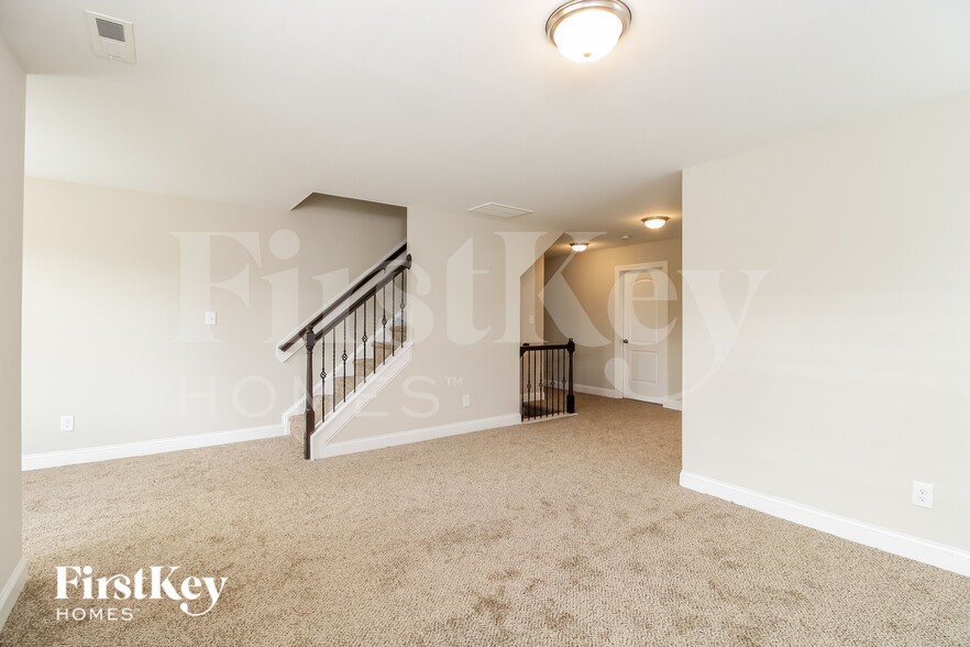 Building Photo - 2207 Talon Dr