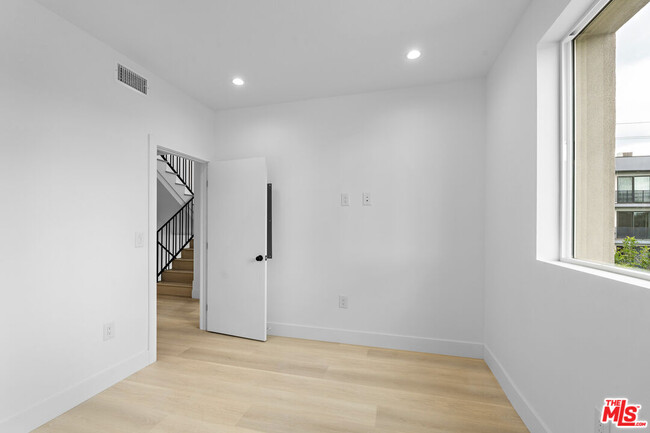 Building Photo - 10742 Hortense St