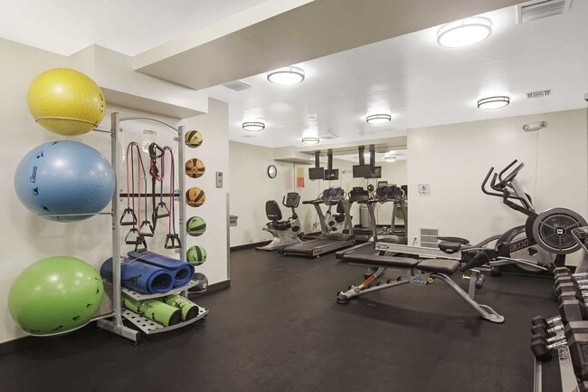 Building Photo - 100 S Doheny Dr