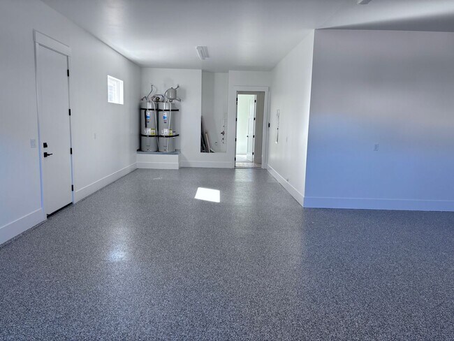 Building Photo - Beautiful 5 bed 4 bath home in Desert Canyon