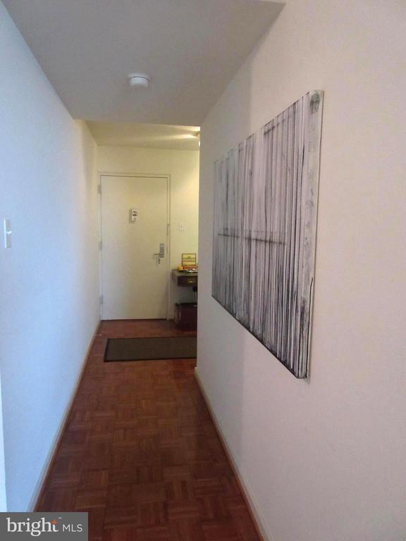 Building Photo - 604 S Washington Square