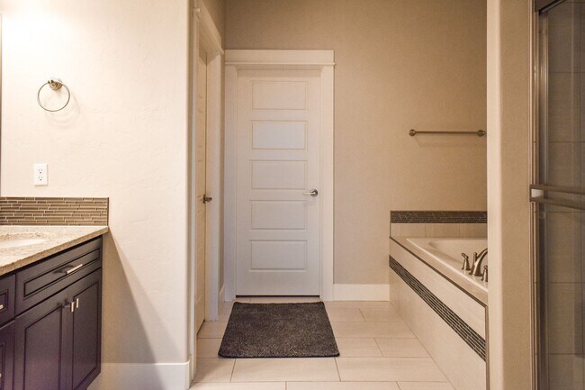 Building Photo - Spacious 3-bedroom 2 bath in the Golfing C...