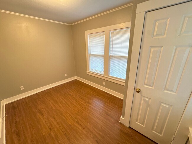 Building Photo - 4 Bed 2 Bath Home - HUGE BACKYARD