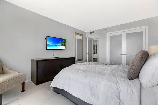 Building Photo - 1717 N Bayshore Dr