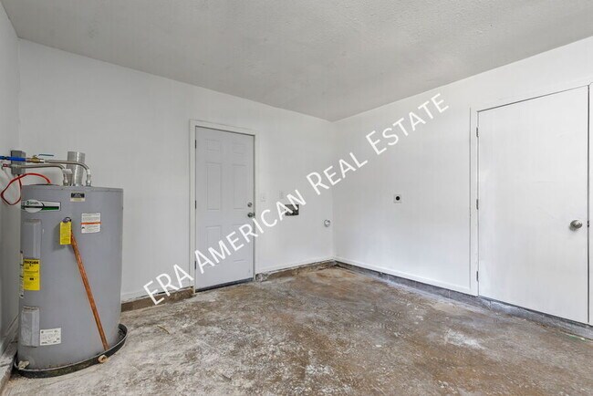 Building Photo - 1221 Albuquerque Cir