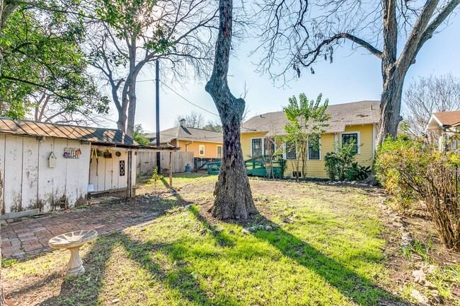 Building Photo - CHARMING TOBIN HILL COTTAGE