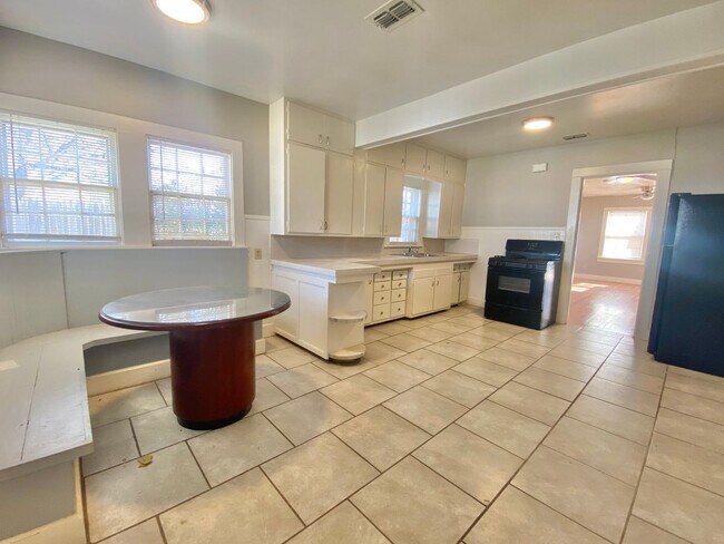 Building Photo - Larger 2 bed 1 bath cute cottage now avail...