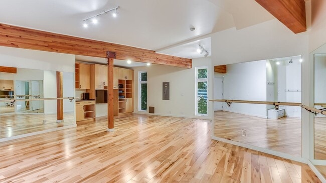 Building Photo - 5bd/5ba Mercer Island Home