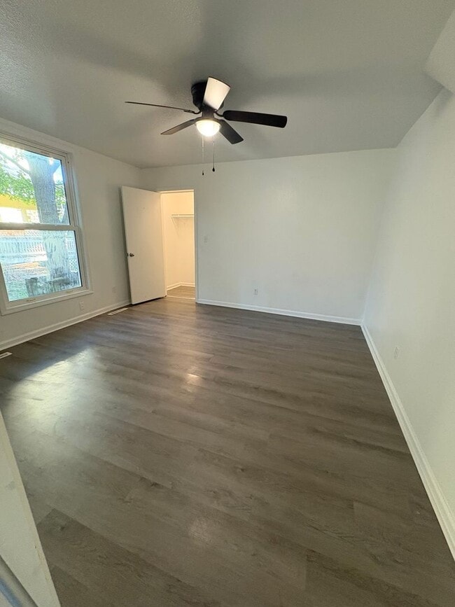 Building Photo - Stunning 5 Bedroom Home