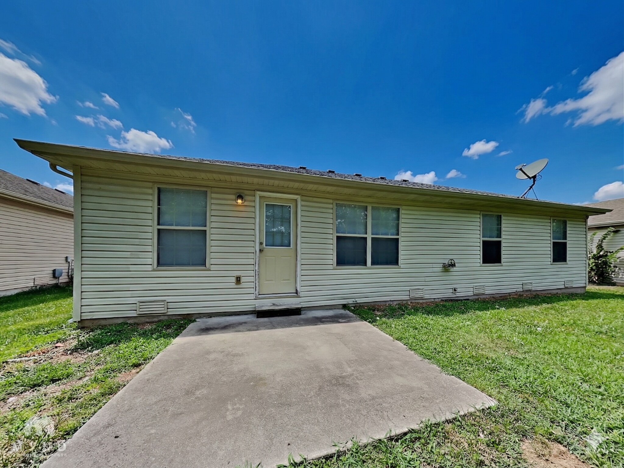 Building Photo - 624 S Mahn Ave