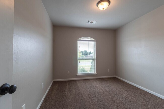Building Photo - A Charming 3BD/2BTH Retreat with Modern El...