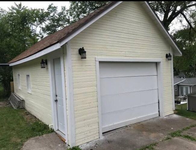 Building Photo - 702 S 4th St