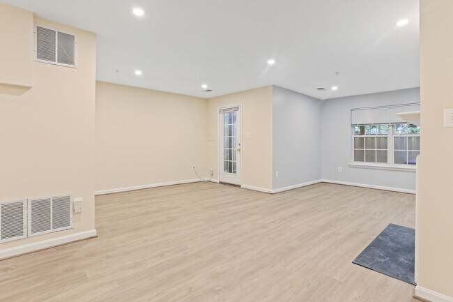 Building Photo - 20 Castle Garden Ct