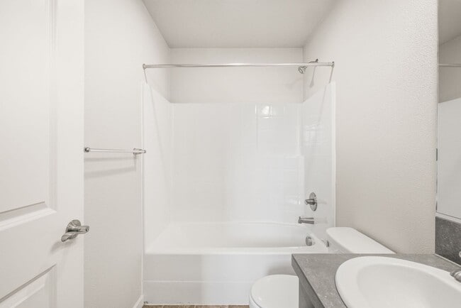 Building Photo - 7163 NW Eleanor Ave