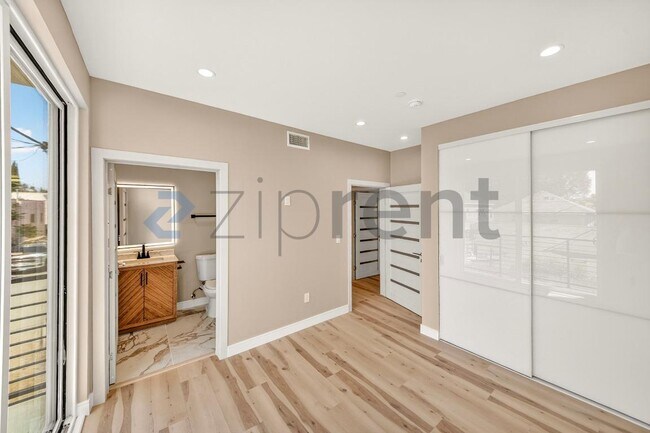 Building Photo - Unit 3