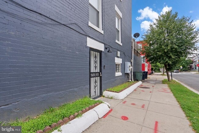 Building Photo - 141 Uhland Terrace NE
