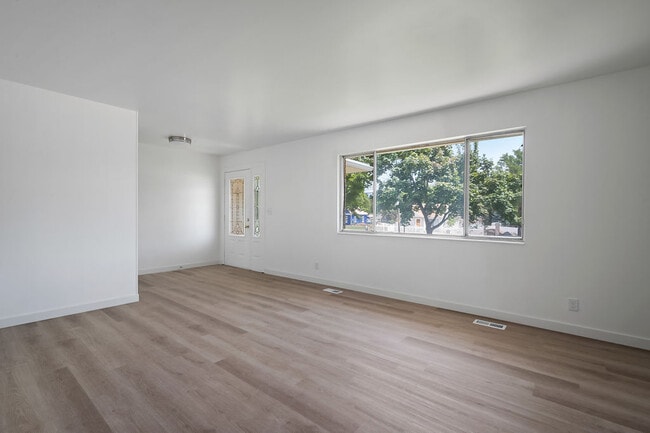 Building Photo - 11044 S Temple Dr