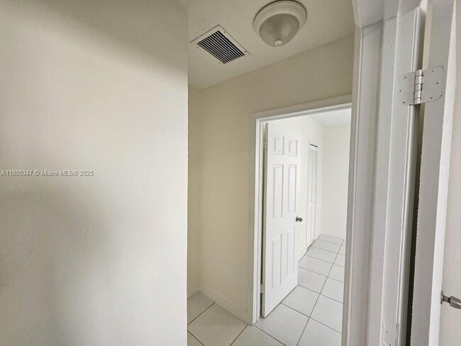 Building Photo - 6860 SW 27th St