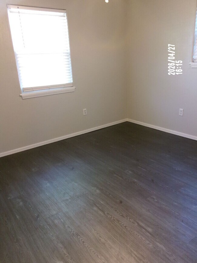 Building Photo - 106 N Elk Dr