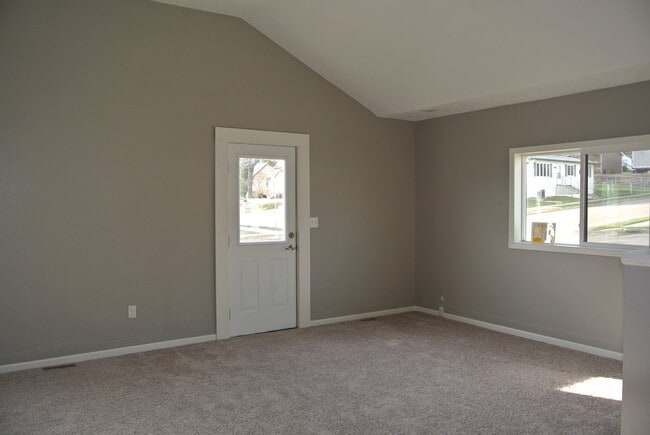 Building Photo - 2 Bedroom House!