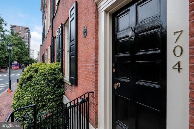 Building Photo - 704 S Washington Square