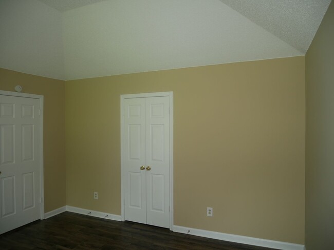 Building Photo - 2885 Waverly Dr