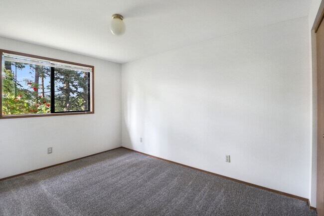 Building Photo - 3 Bed 2.5 Bath - Townhome - Close to Downtown