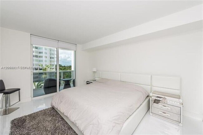 Building Photo - 10275 Collins Ave