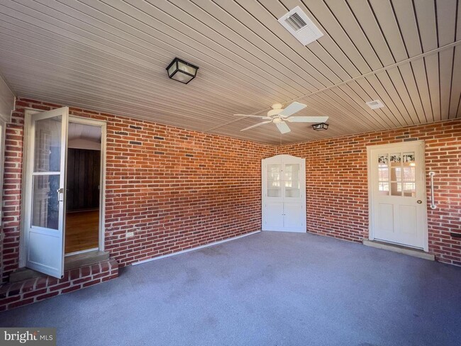 Building Photo - 194 Red Hill Rd