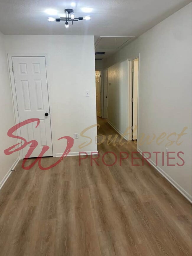 Building Photo - Charming, updated and bright home with private yard!