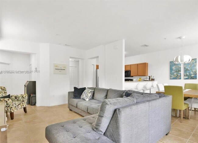 Building Photo - 8800 NW 107 Ct