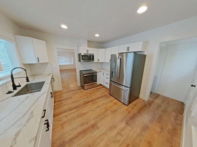 Building Photo - Remodeled 5 bedroom Campus House