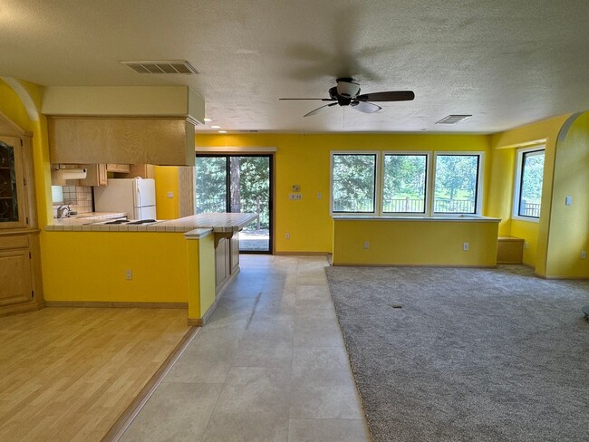 Building Photo - Scenic North Auburn Living – 1 bedroom 2-S...