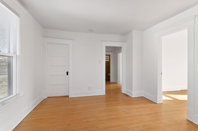 Building Photo - 420 N Oliver Ave