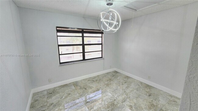Building Photo - 513 S Ocean Dr
