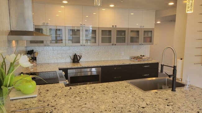 Building Photo - Beautifully renovated 2/2 condo downtown Sarasota with view of Bay!