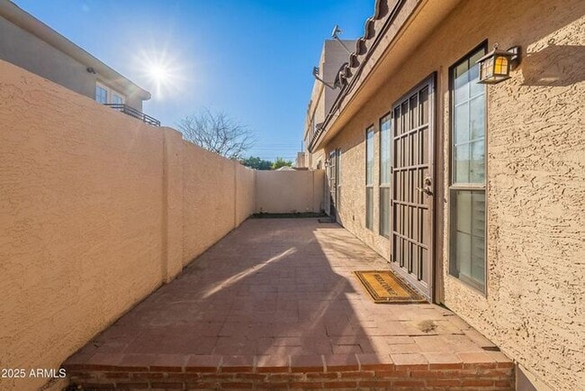 Building Photo - 3-bedroom townhome in great central Phoeni...