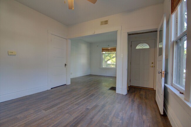 Building Photo - SL NIE2405