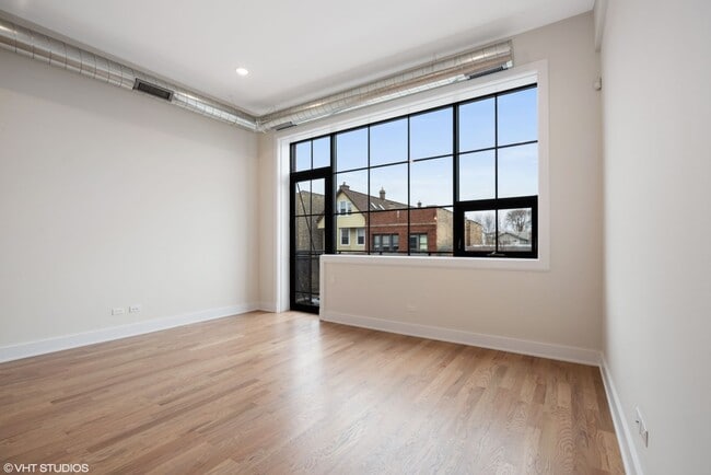 Building Photo - Beautiful 3 Bed 2 Bath Duplex unit in Heart of Lincoln Square