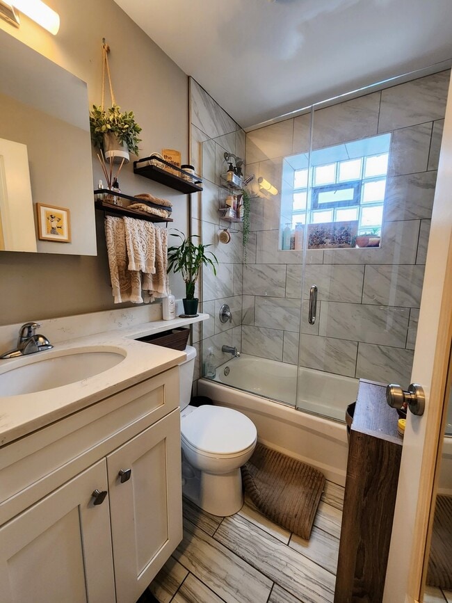 Building Photo - 1409 W Diversey Pkwy