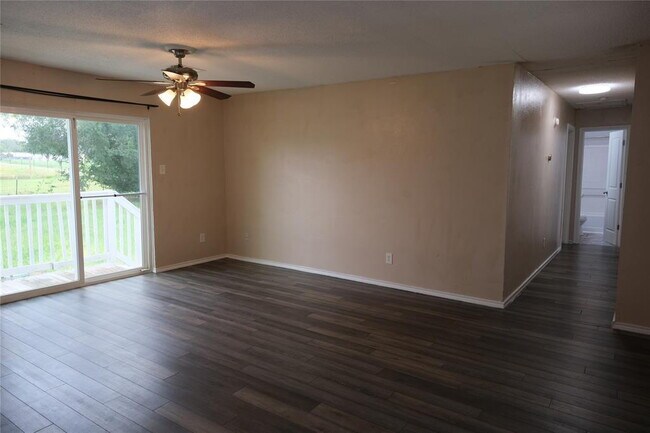 Building Photo - Enjoy peaceful country living just minutes from Elgin!
