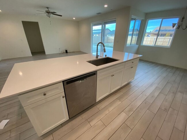 Building Photo - Spacious open and new in Kingsburg