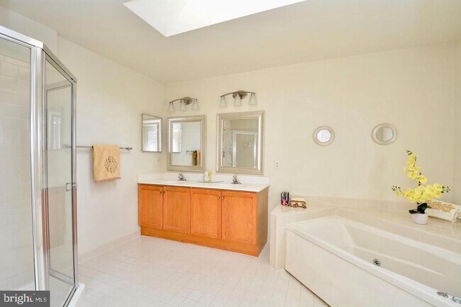 Building Photo - 7209 Burton Hill Ct