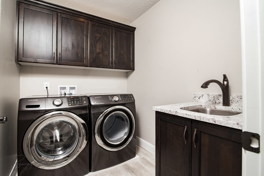 Building Photo - 325 N Red Stone Rd