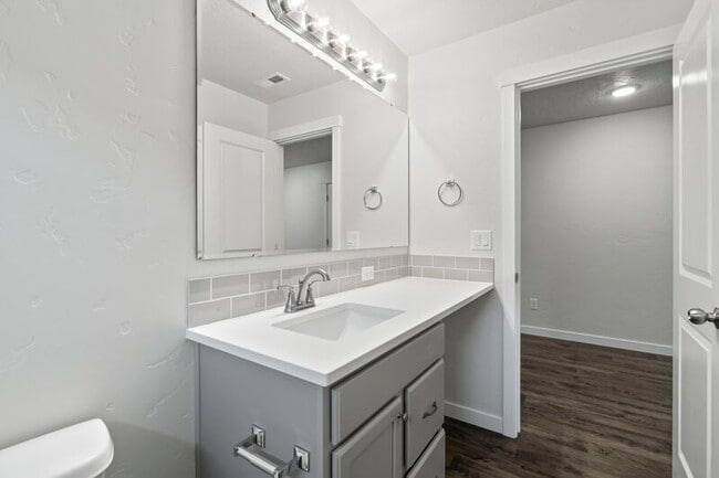 Building Photo - 10419 Rockaway Ridge St