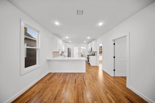 Building Photo - 319 William St