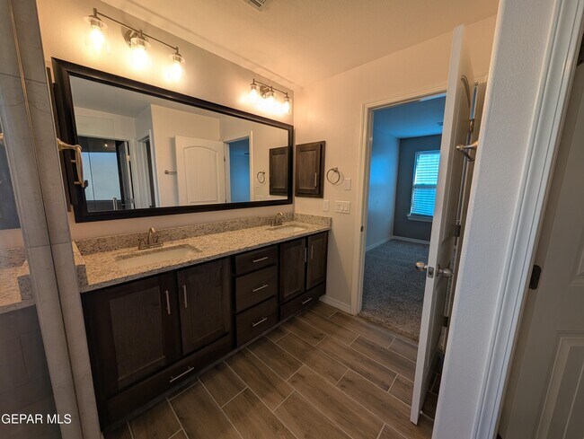 Building Photo - 517 La Entrada Cir