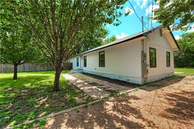 Building Photo - 6707 E Riverside Dr
