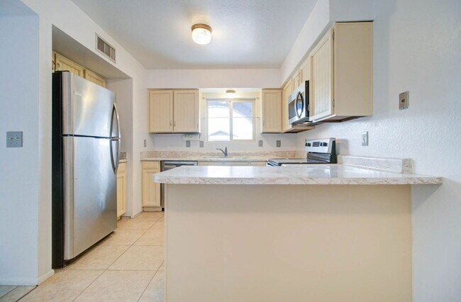 Building Photo - 154 E Juniper St